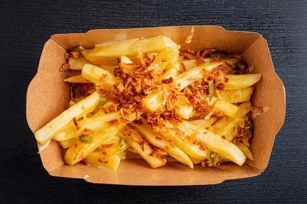 Картофель фри с соусом чеддер и жареным луком