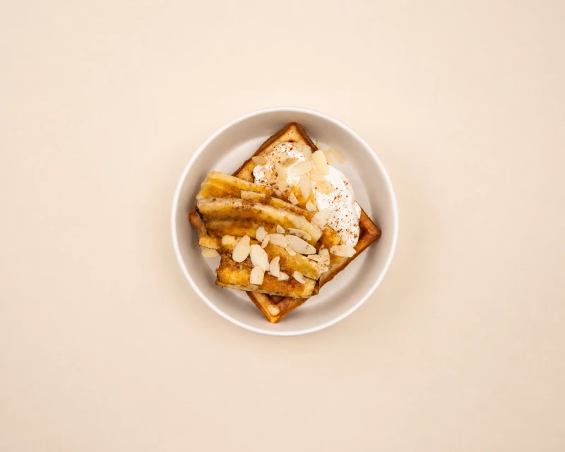 Вафля с бананом и карамелью