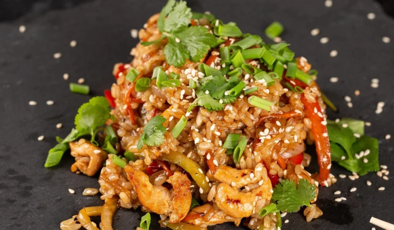 Курица с ананасами и креветками