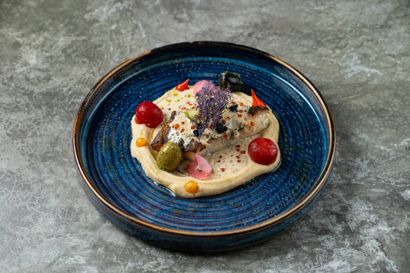 Стейк из палтуса под сливочно-икорным соусом