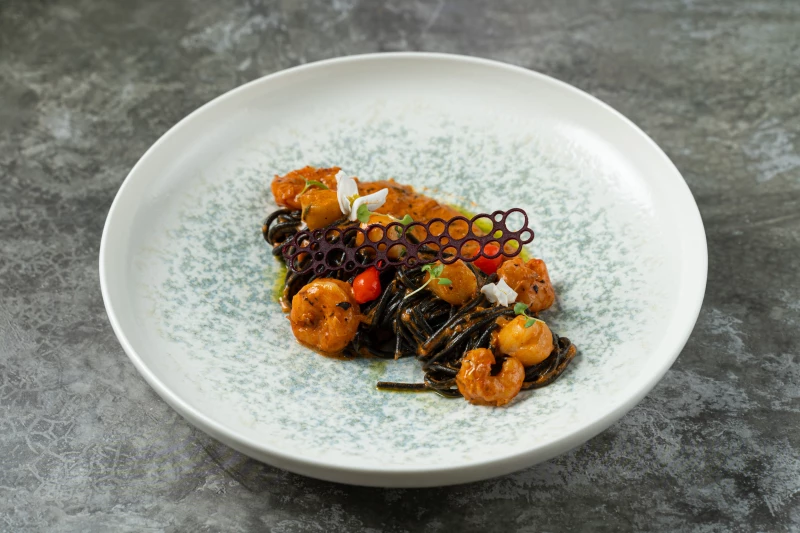 Паста нери с гребешками и креветками