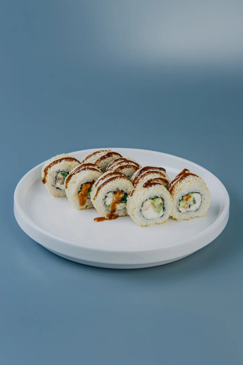 Ролл с угрем и кунжутом