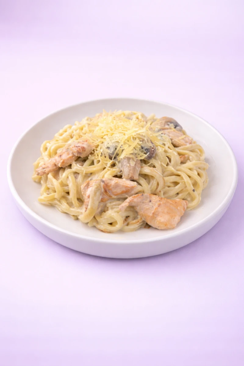 Лапша с курицей и грибами в сливочном соусе 