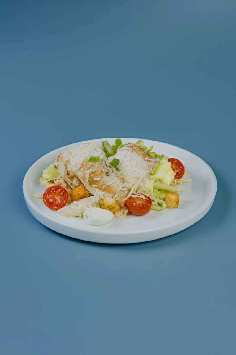 Салат Цезарь с курицей