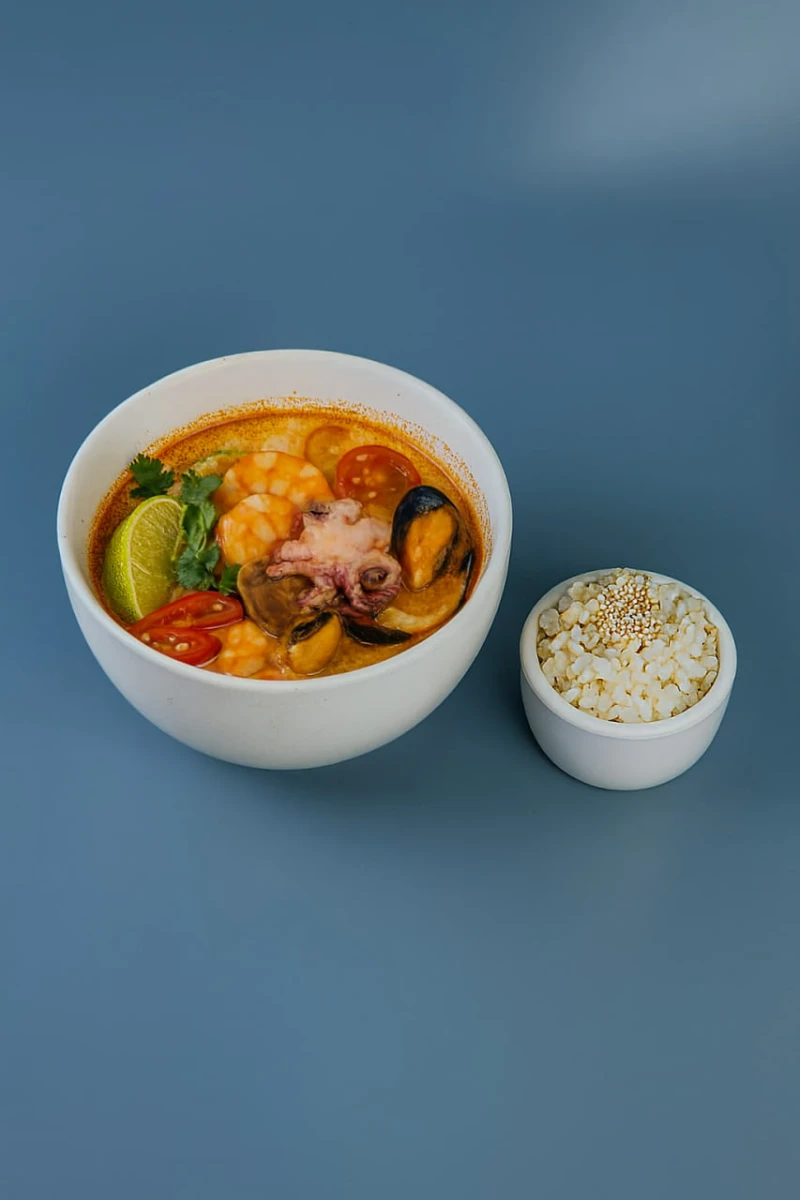 Том ям с морепродуктами осьминог мидии