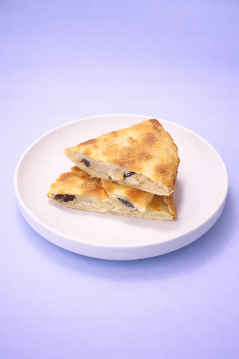 Запеченная кесадилья с курицей грибами и моцареллой