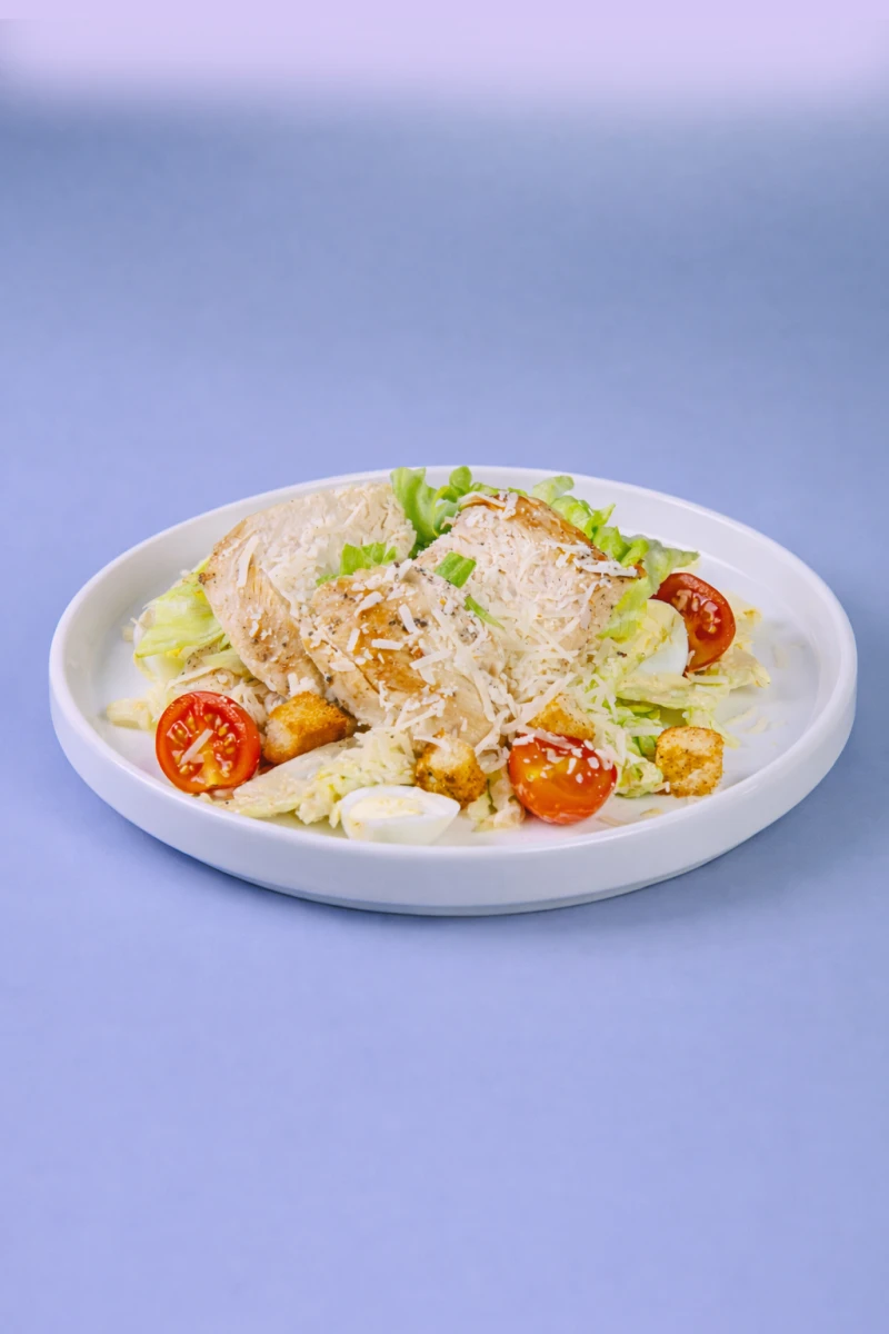 Салат Цезарь с курицей