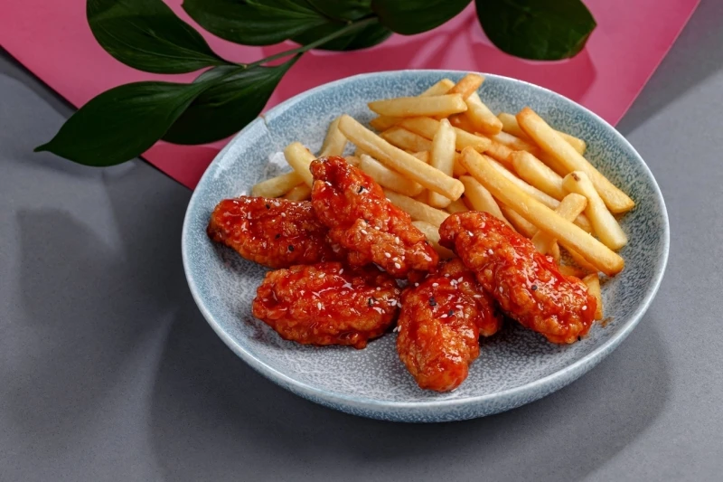 Картофель фри с курицей поп корн