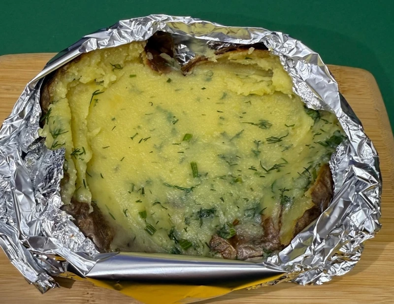Картофель печеный со свежим укропом