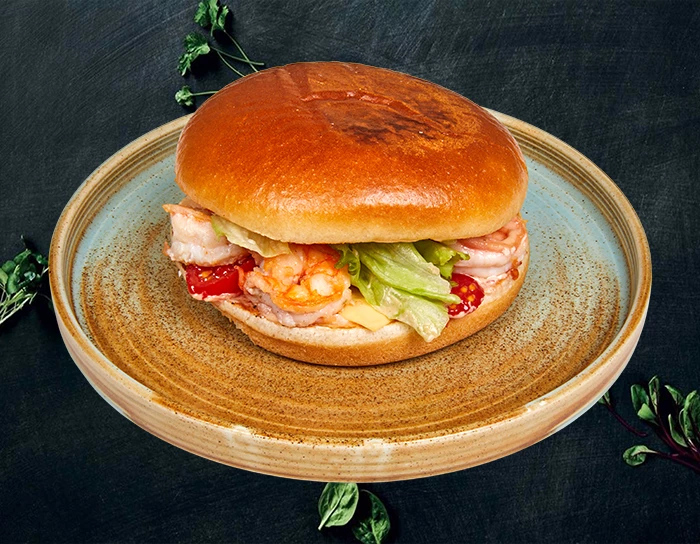 Бургер с тигровыми креветками в соусе Свит Чили