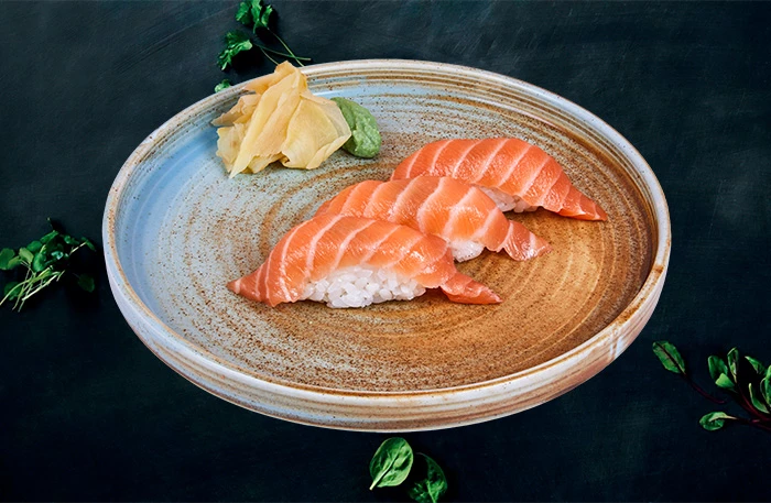 3 суши с лососем