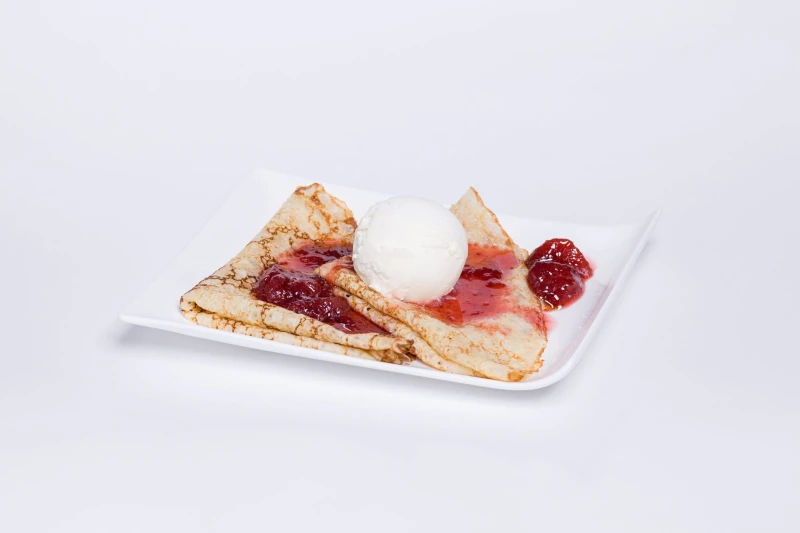 Блинчики с шариком пломбира и клубничным вареньем