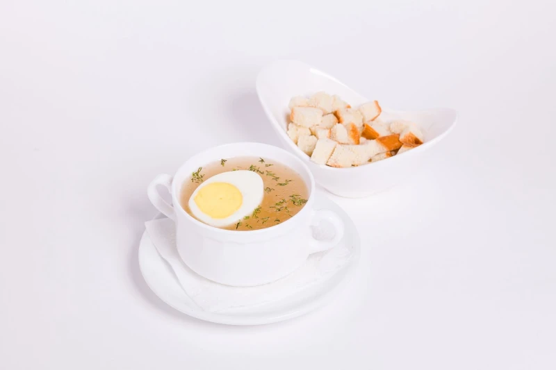 Куриный бульон с яйцом и сухариками