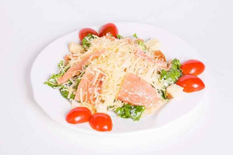 Салат Цезарь с сёмгой