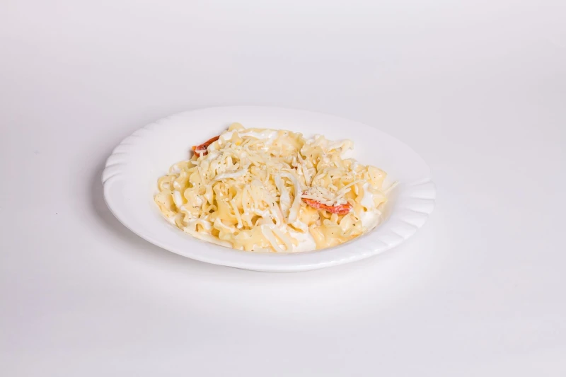 Паста с кальмаром и вялеными томатами в сливочном соусе