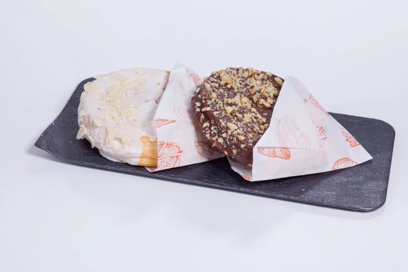 Ролл "Нью-йорк" с лимонным курдом и лепестками миндаля