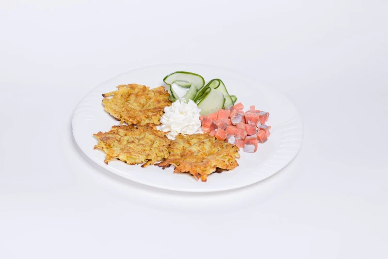 Драник картофельный с кетой с/с и салатом из свежего огурчика