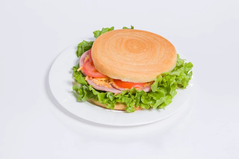 Круассан ролл с ветчиной, сыром и сырным соусом