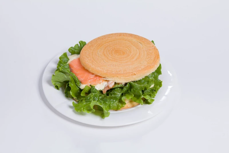 Круассан ролл с сёмгой и польским соусом