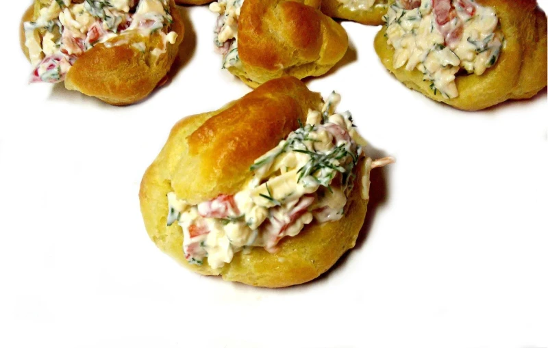 Профитроль с мясным салатом