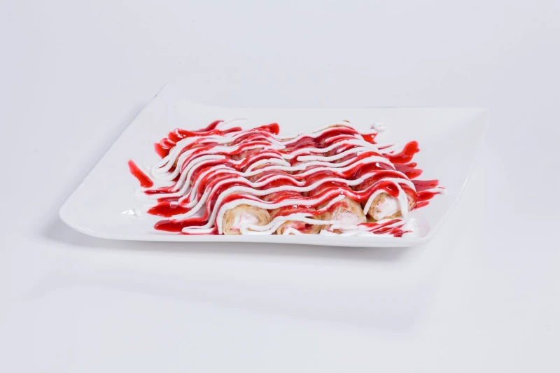 Блинчики с творожным кремом и малиновым соусом