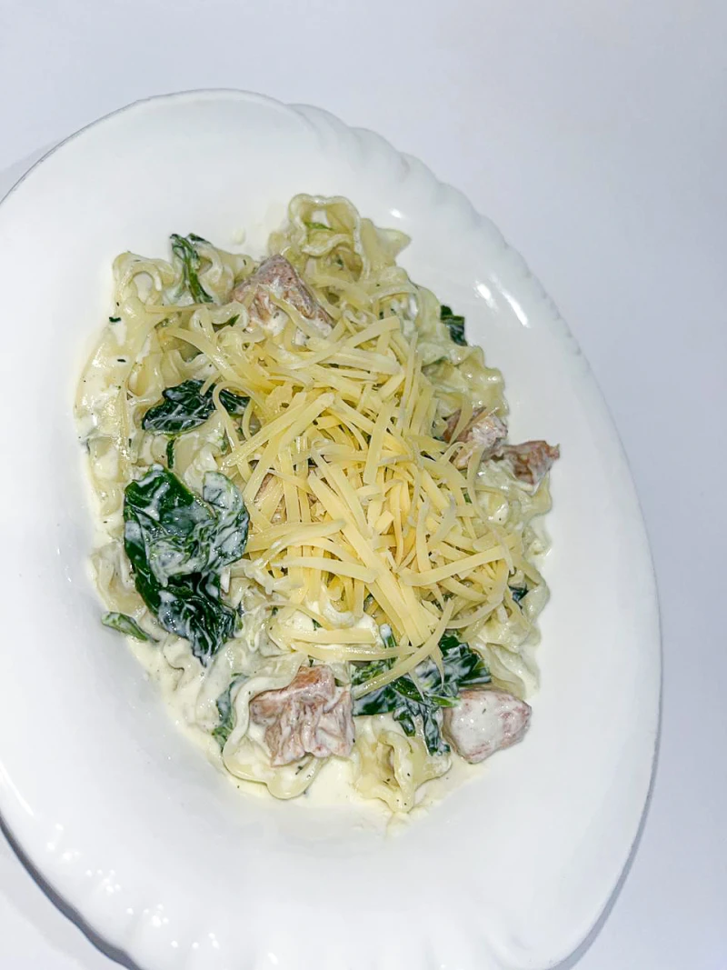 паста с кетой в сливочно -шпинатном соусе 