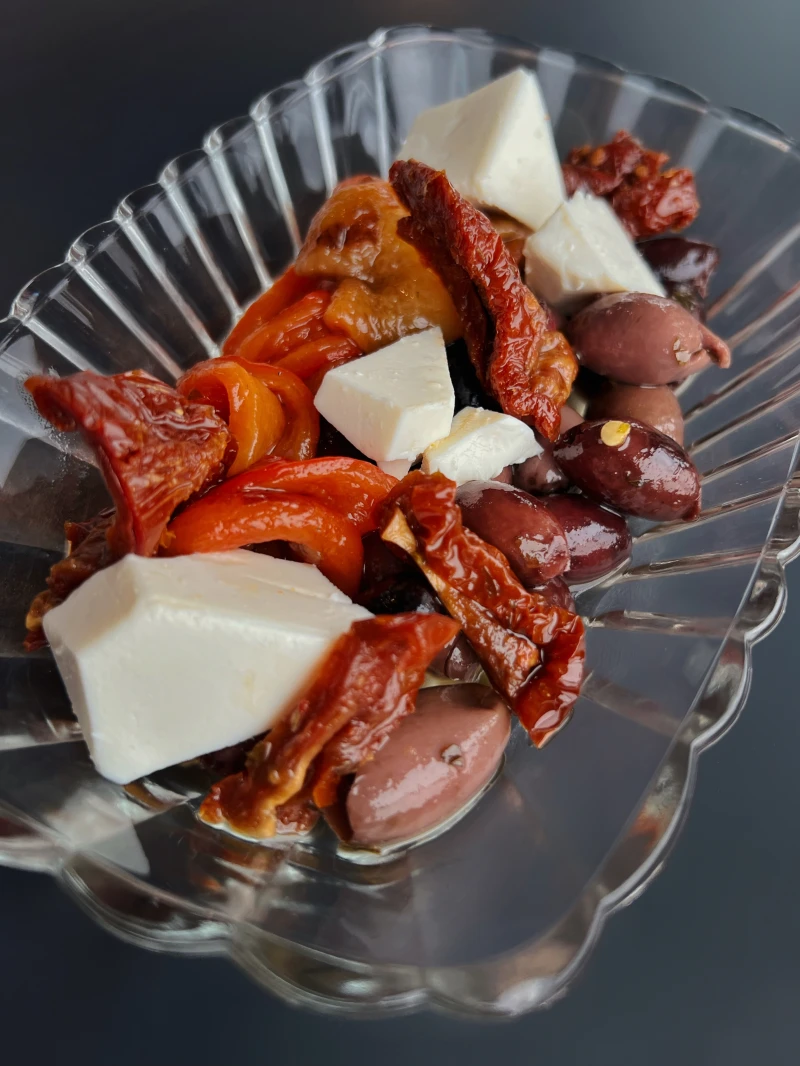 Винная тарелка:оливки Каламата,вяленые томаты,печеные перцы 180гр