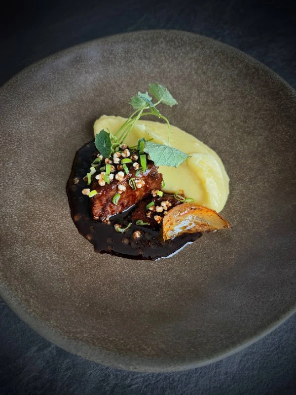 Щека Оренбургского теленка,картофельный крем,соус деми гляс 250гр