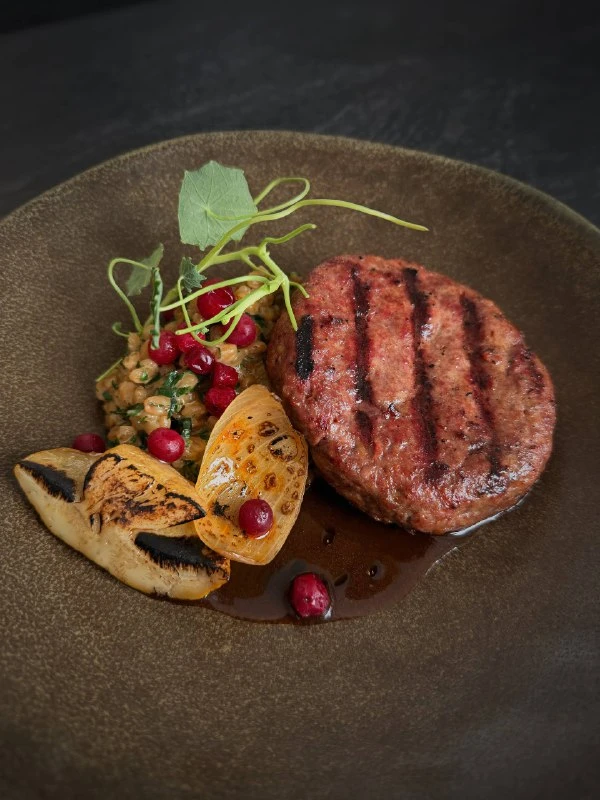 Котлета из оленины с перловой кашей и брусникой 270гр