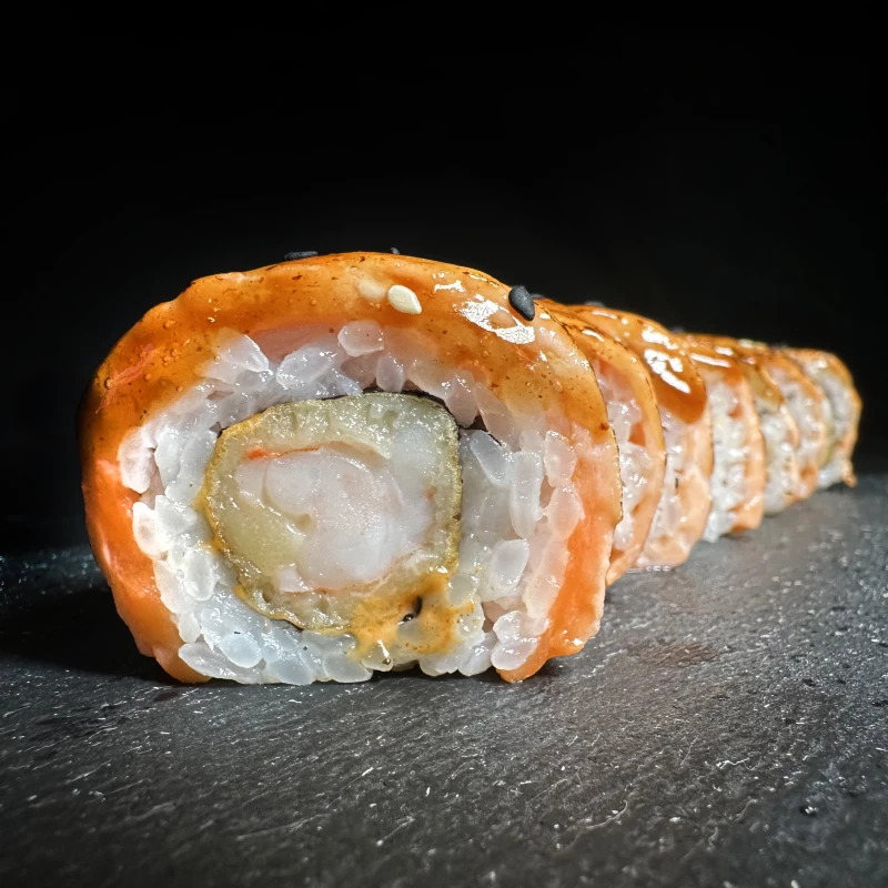 Ролл с опаленным лососем и креветкой в темпуре 7 шт 215гр