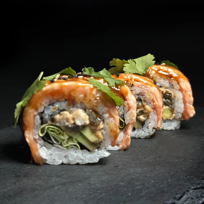 Ролл с  угрем-спайси и  опаленным лососем 4 шт 190гр