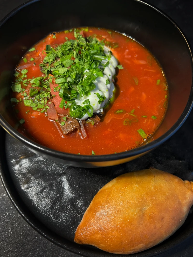 Уральский борщ с пирожком и деревенской сметаной 400мл