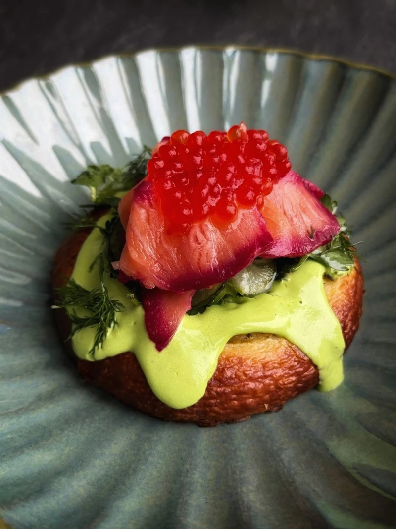 Шаньга с гравлаксом из форели и икрой горбуши 170 гр