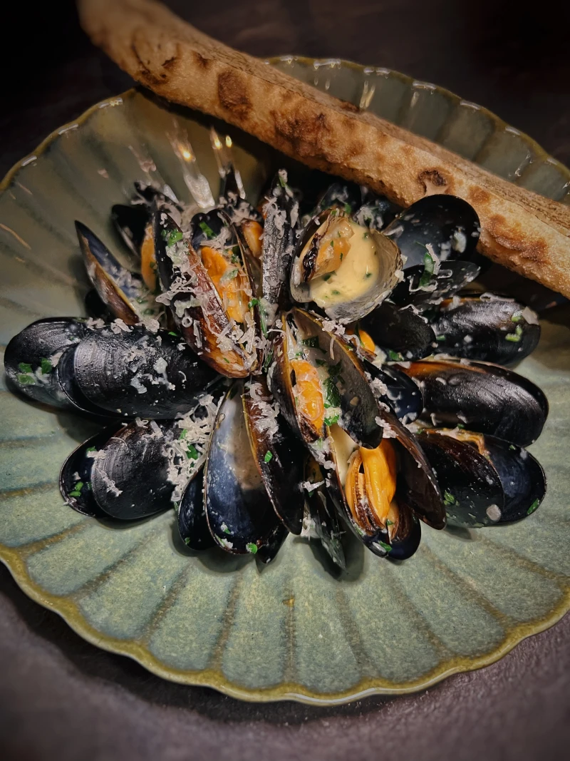 Мидии в соусе с печеной лепешкой 450гр