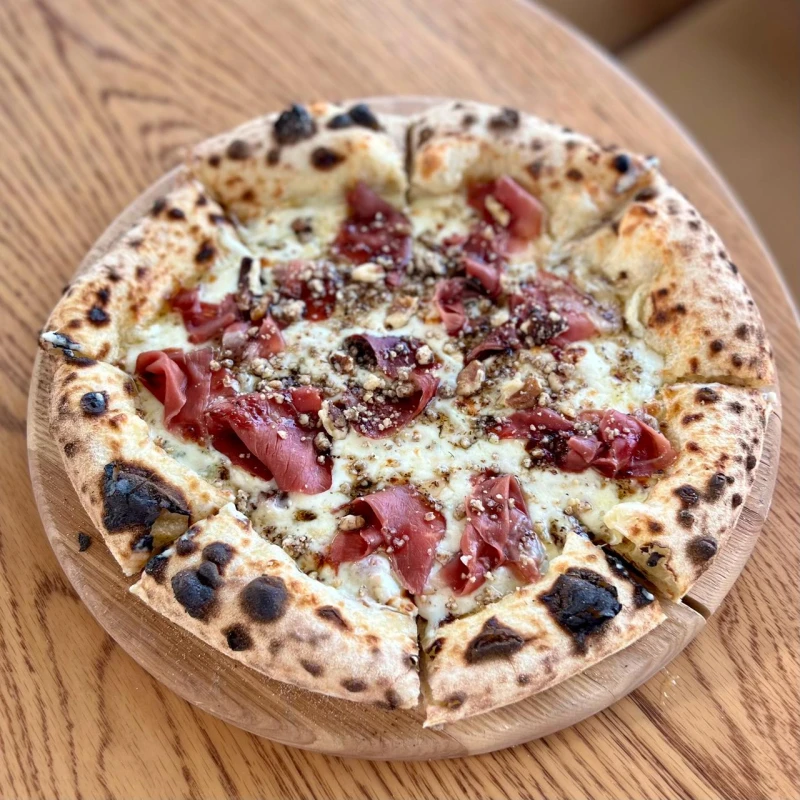 Пицца с пряными белыми грибами и копченой уткой 525 гр