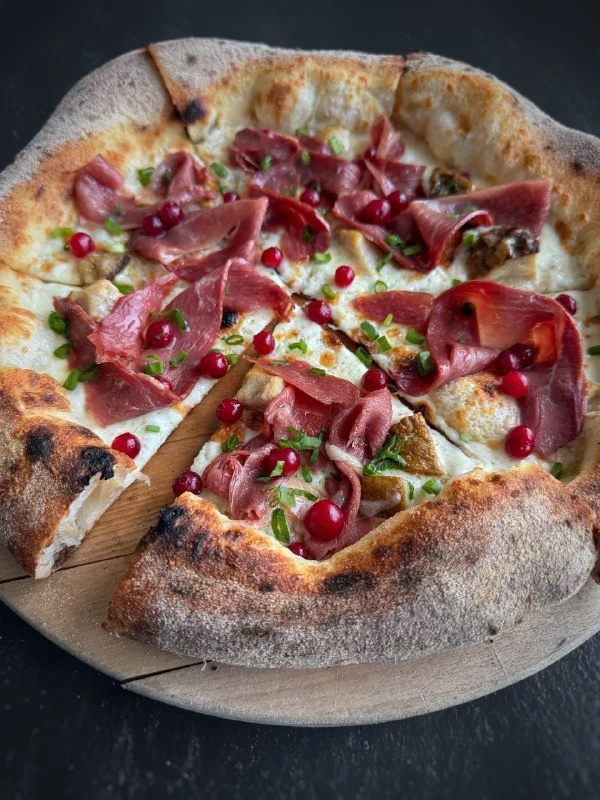 Пицца с пряными белыми грибами и копченой уткой 525 гр