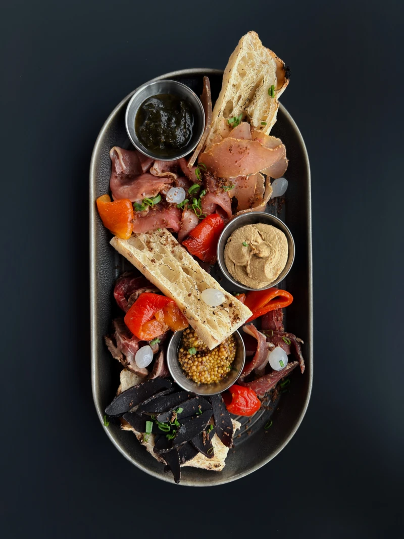 Тарелка мясной гастрономии 300гр