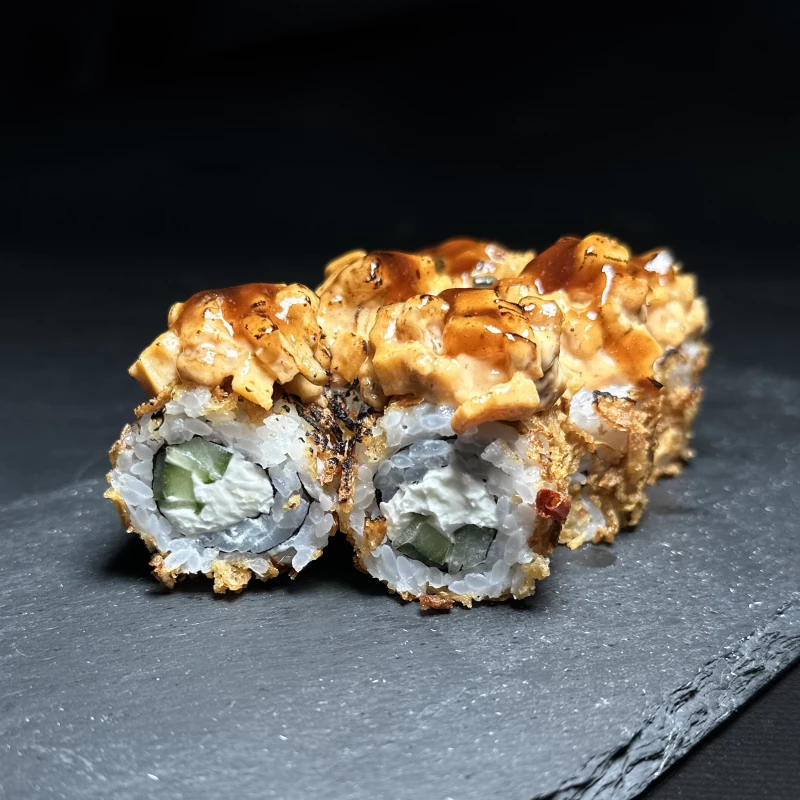 Опаленный ролл с угрем и луком фри