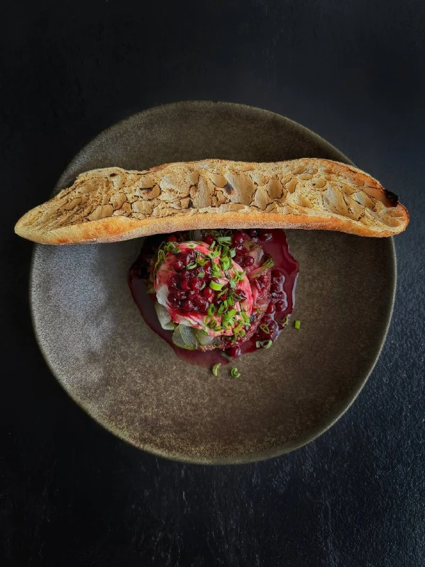 Говяжья котлета с яйцом и кофейно-брусничным соусом 330 гр