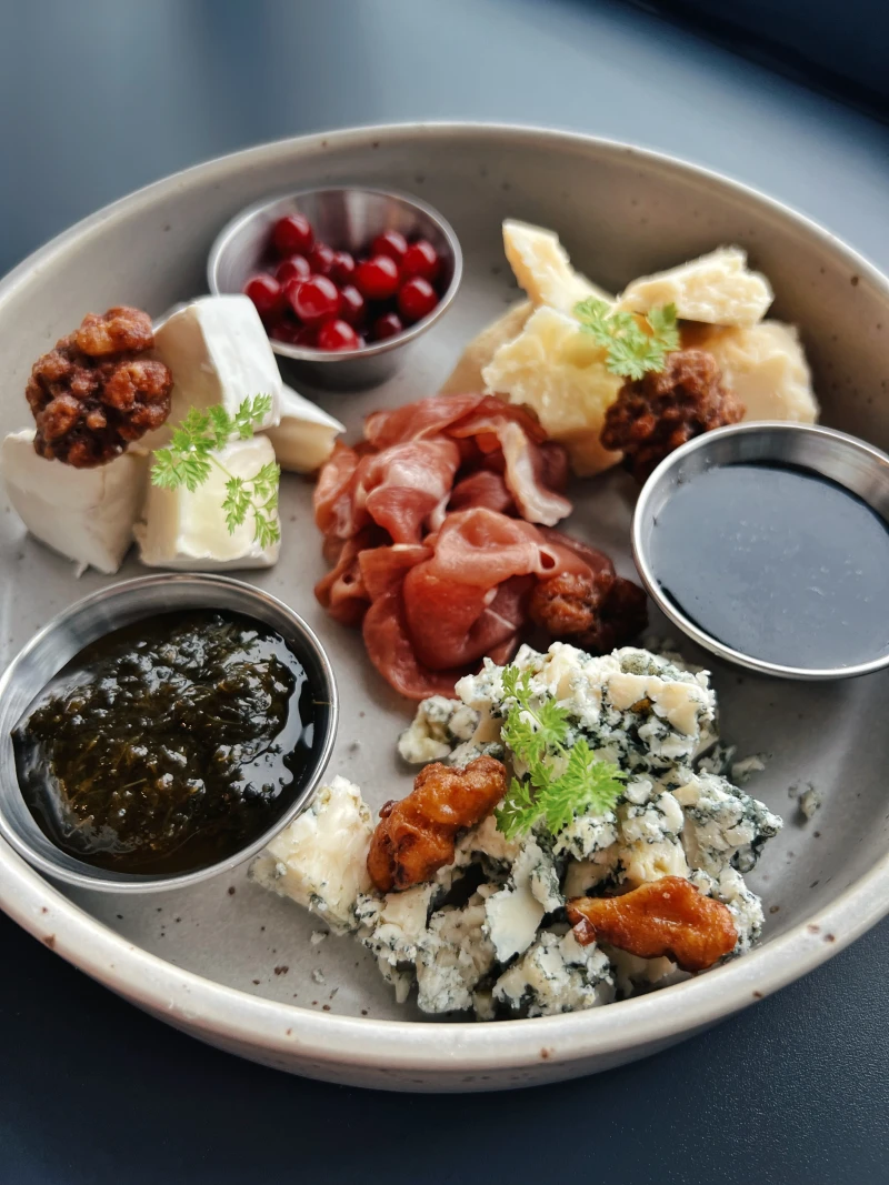 Фермерские сыры с сырокопченой уткой 275гр