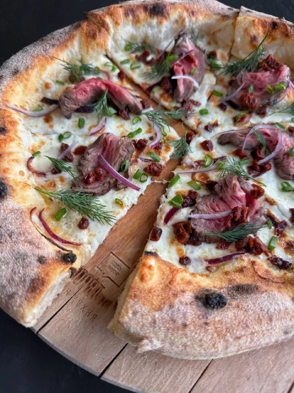 Пицца с ростбифом, вяленые томаты, укроп 470гр