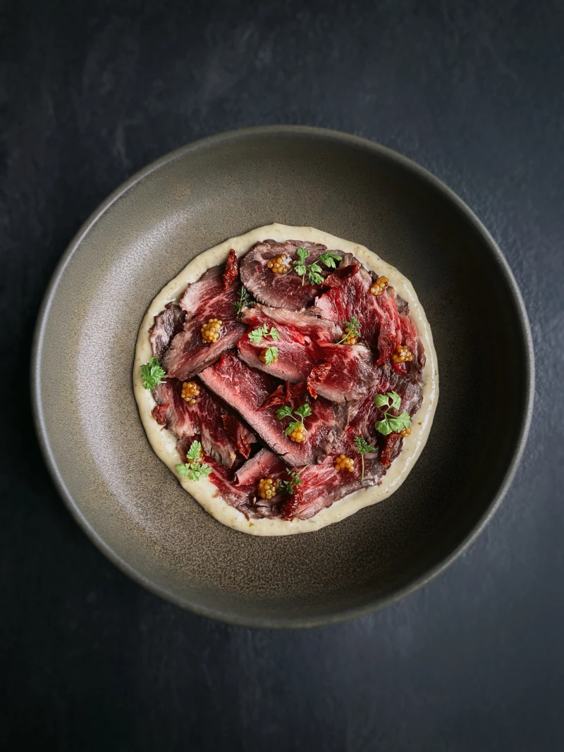 Ростбиф из Ирбитского бычка с соусом из анчоусов 145гр