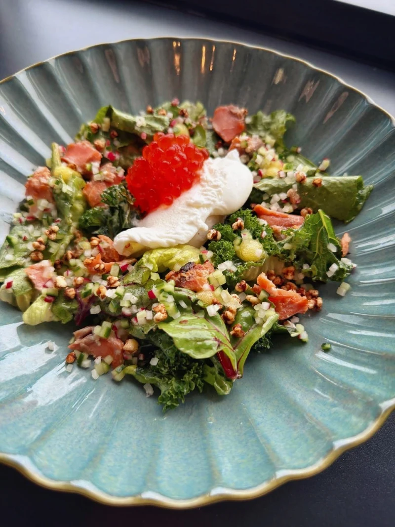 Салат с форелью, копченой на сене и яйцом пашот 200гр