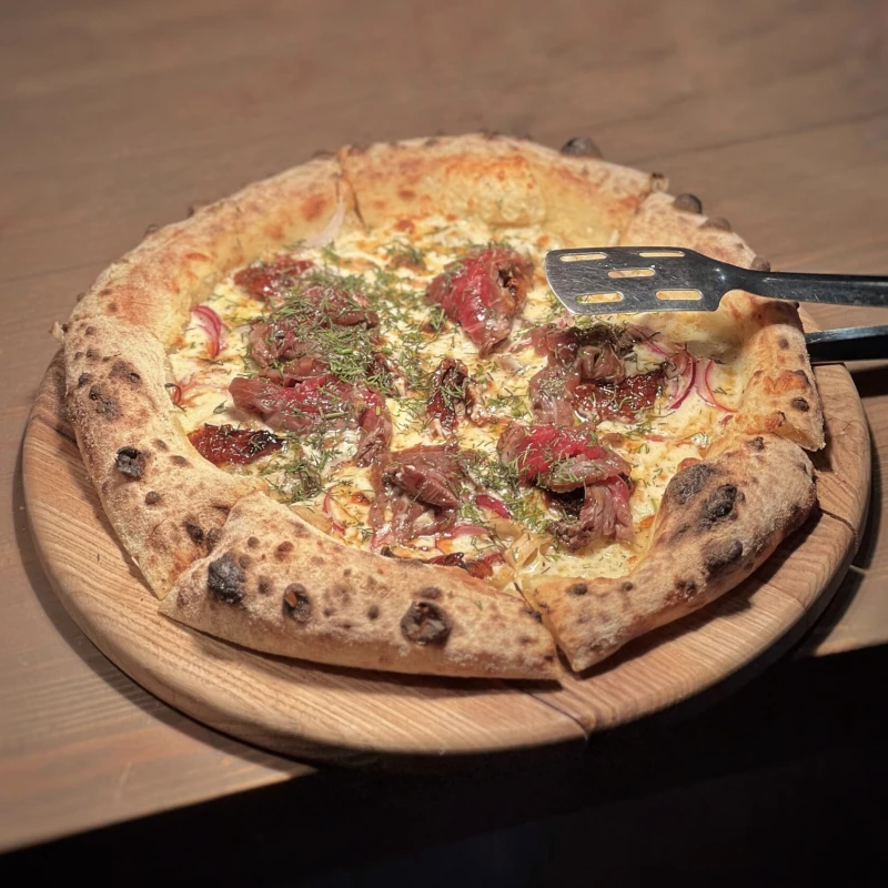 Пицца с ростбифом, вяленые томаты, укроп 470гр