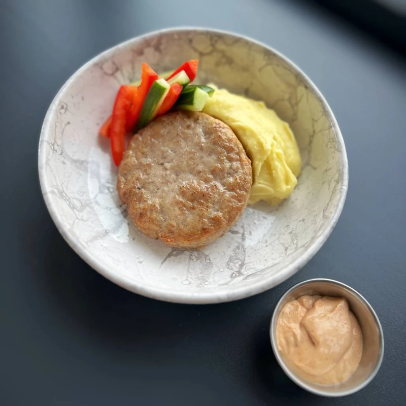 Котлета из индейки/ванильный картофельный крем/сырный соус