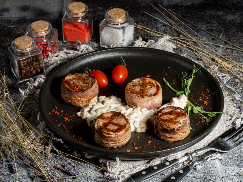 Свиная вырезка со сливочно-грибным соусом