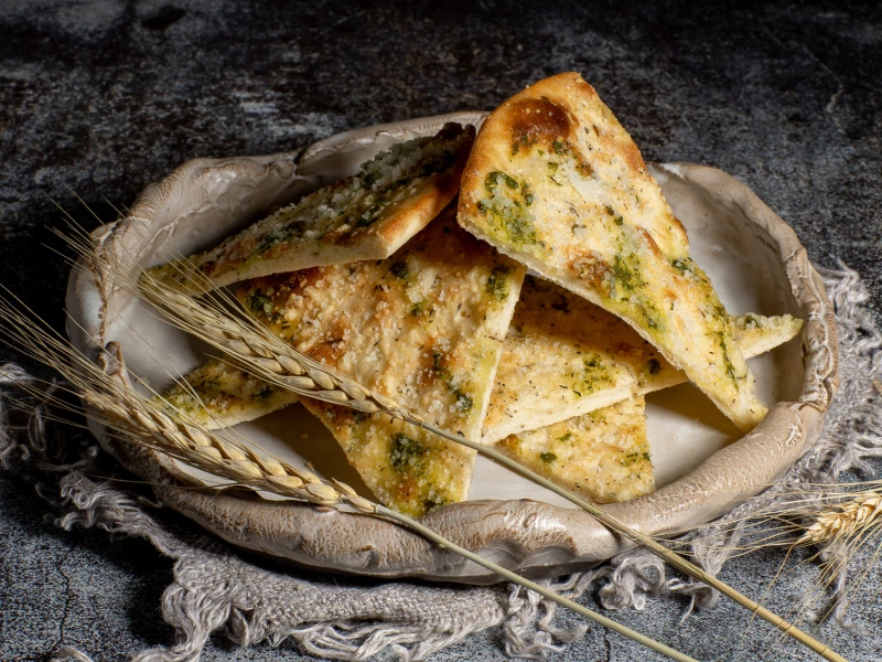 Фокачча с песто и пармезаном