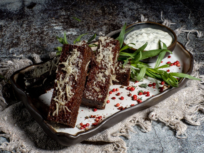 Гренки чесночные с соусом тартар