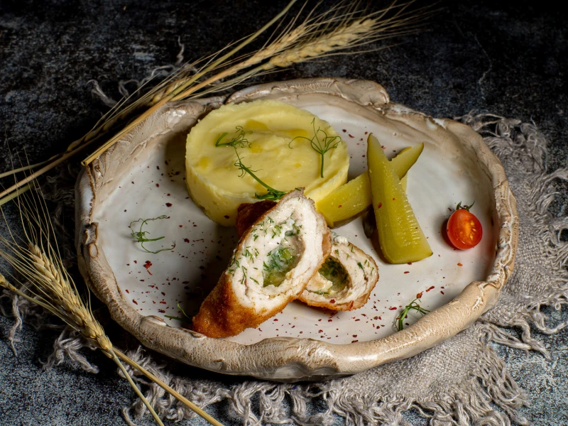 Котлета по-киевски с картофельным пюре