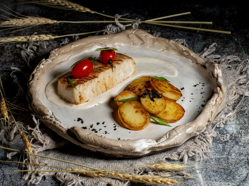 Мурманская треска со сливочно-винным соусом и овощами